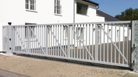 Robustes Einfahrtstor von Torbau Filder